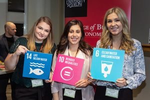 Lulusan MBA saat ini dapat membantu menyelamatkan dunia